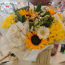Load image into Gallery viewer, Yellow bouquet
